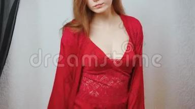 红发美女穿着红色丝绸睡衣在家里